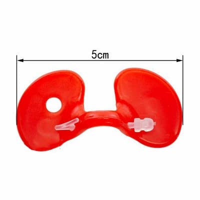 vì sao kính đeo cho gà có màu đỏ